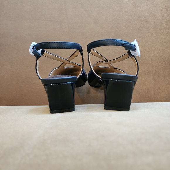 EUC- Stylish Dark Navy Criss-Cross Shoes!! 👠🥿👠 - Picture 5 of 8